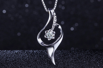 周六福珠宝白18K金花形钻石吊坠_珠宝图片